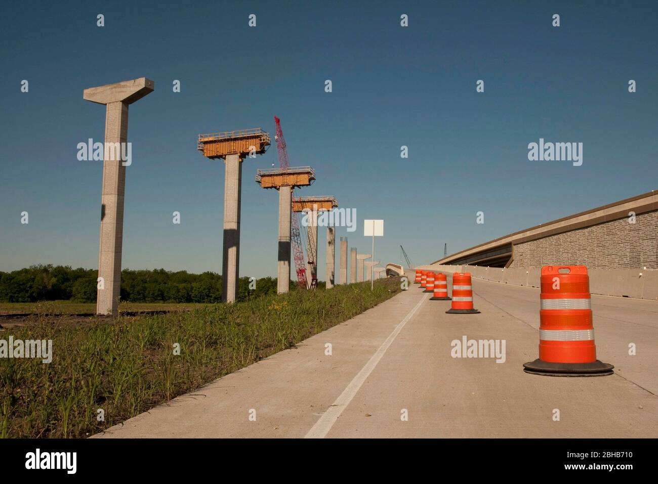 Austin Texas USA, April 8 2010: Der Autobahnbau geht trotz der weichen texanischen Wirtschaft weiter, wobei die Unterstützung für die Überflüge an der Kreuzung Texas 130/ State Highway 45 in den Himmel ragen. Die gebührenpflichtige Straße Texas 130 wird die Innenstadt von Austin östlich von nördlich von Georgetown nach Seguin östlich von San Antonio umfahren. ©Bob Daemmrich Stockfoto
