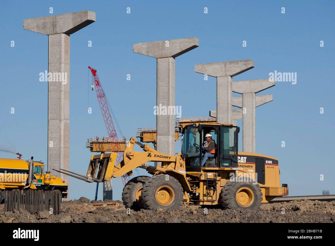 Austin Texas USA, April 8 2010: Der Autobahnbau geht trotz der weichen texanischen Wirtschaft weiter, wobei die Unterstützung für die Überflüge an der Kreuzung Texas 130/ State Highway 45 in den Himmel ragen. Die gebührenpflichtige Straße Texas 130 wird die Innenstadt von Austin östlich von nördlich von Georgetown nach Seguin östlich von San Antonio umfahren. ©Bob Daemmrich Stockfoto