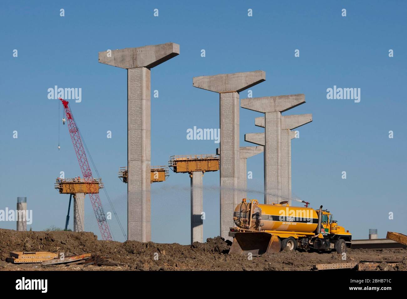 Austin Texas USA, April 8 2010: Der Autobahnbau geht trotz der weichen texanischen Wirtschaft weiter, wobei die Unterstützung für die Überflüge an der Kreuzung Texas 130/ State Highway 45 in den Himmel ragen. Die gebührenpflichtige Straße Texas 130 wird die Innenstadt von Austin östlich von nördlich von Georgetown nach Seguin östlich von San Antonio umfahren. ©Bob Daemmrich Stockfoto