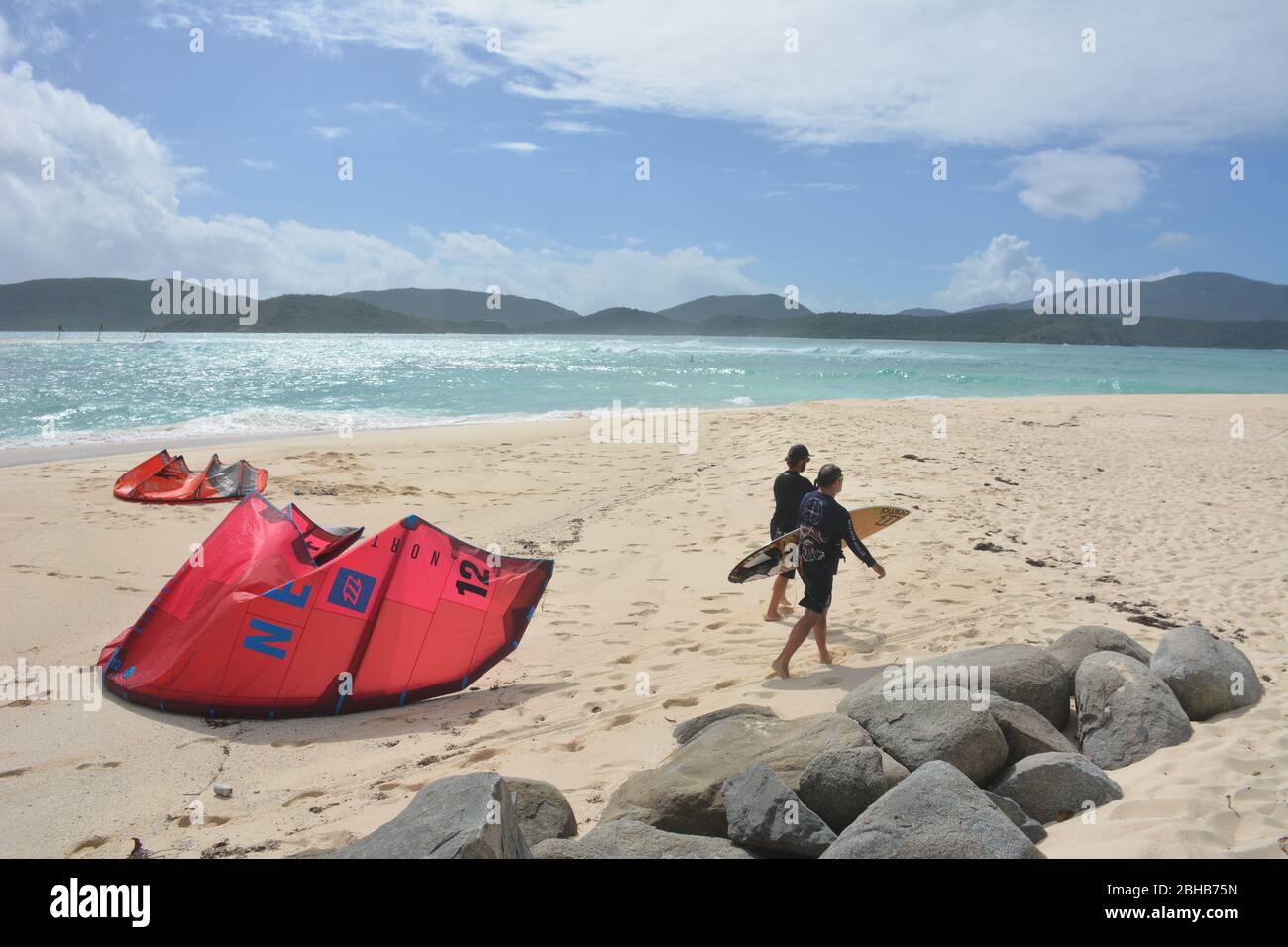 Kitesurfen auf Necker Island, einer privaten Insel, die von Virgin Limited Edition, einem Unternehmen im Besitz von Richard Branson, betrieben und vermietet wird. Stockfoto