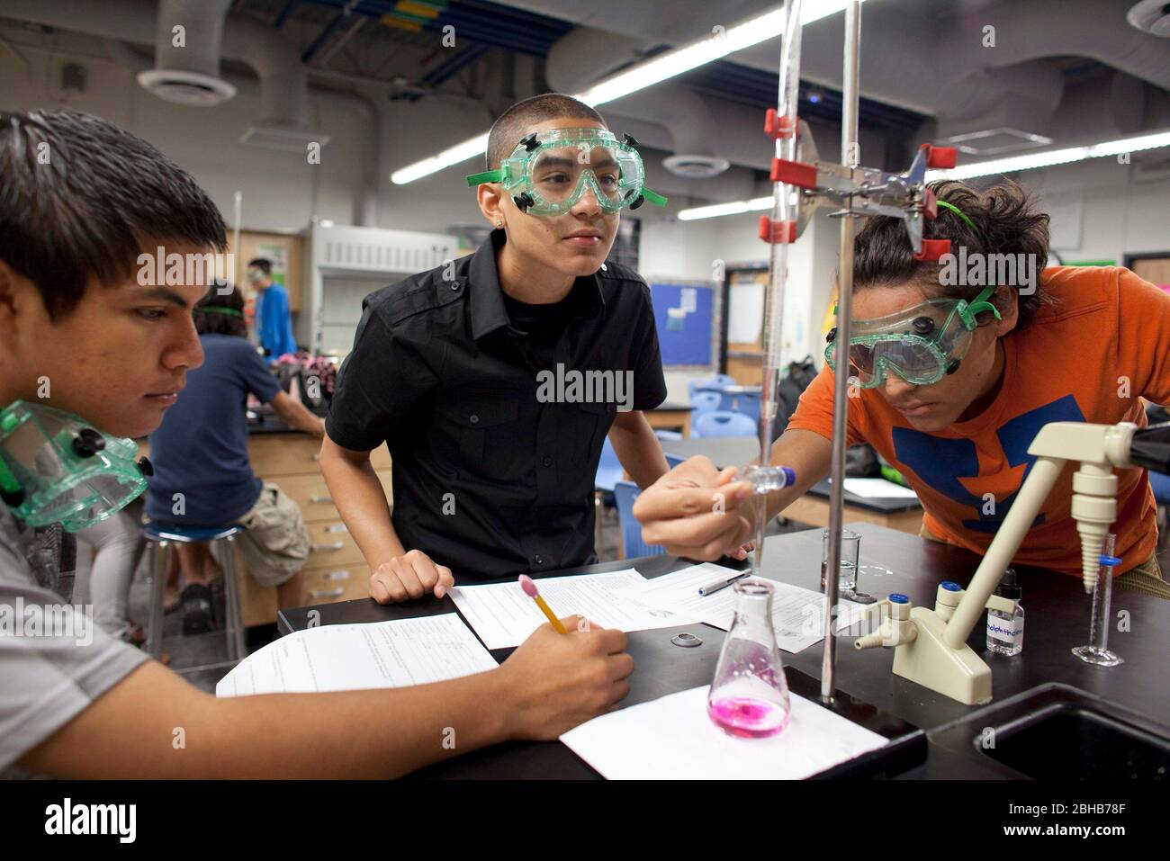 Carrollton Texas USA, Mai 2010: Schüler mit Schutzbrillen arbeiten während des Chemielabors an einem Experiment an der METSA (Math Engineering Technology Science Academy), einer öffentlichen High School, die MINT-Kurse in einem projektbasierten Lernplan betont. ©Bob Daemmrich Stockfoto