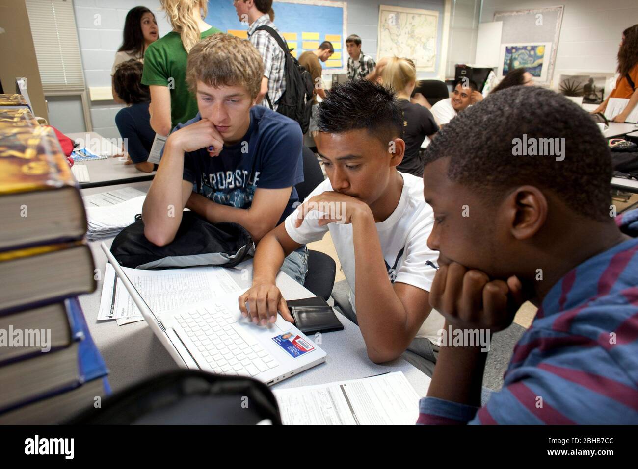 Die Schüler arbeiten am Computer im Rahmen eines Klassenprojekts an der Manor New Tech High School, einer innovativen öffentlichen Schule, die sich auf projektbasiertes Lernen im Lehrplan TSTEM (Technology Science Engineering Mathematics) konzentriert. ©Bob Daemmrich Stockfoto