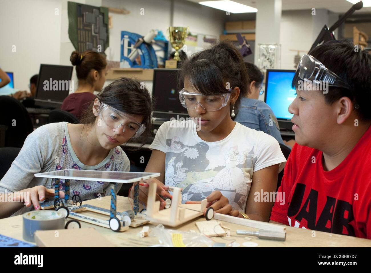 Im Rahmen eines Klassenprojekts an der Manor New Tech High School, einer innovativen öffentlichen Schule, die sich auf projektbasiertes Lernen im Lehrplan TSTEM (Technology Science Engineering Mathematics) konzentriert, arbeiten Studenten mit Schutzbrillen zusammen, um ein Modell-Solarauto zu bauen. ©Bob Daemmrich Stockfoto