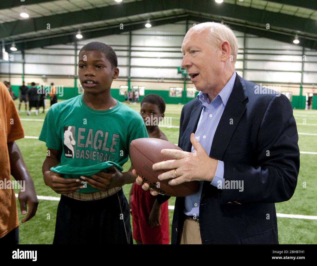 Tatum, Texas, USA, 22. Juli 2010: Demokratischer Kandidat für den texanischen Gouverneur Bill White kämpft in Henderson bei der East Texans-Kundgebung für Texas und erzählt den Wählern, warum er der Meinung ist, dass der aktuelle Gouverneur Rick Perry zu lange im Amt ist. Perry, der texanische Leutnant Gouverneur im Jahr 2000, als Gov. George W. Bush wurde zum Präsidenten gewählt, wurde Gouverneur, nachdem Bush für die Präsidentschaft zurückgetreten war, und ist jetzt der am längsten amtierende Gouverneur von Texas. ©Bob Daemmrich Stockfoto
