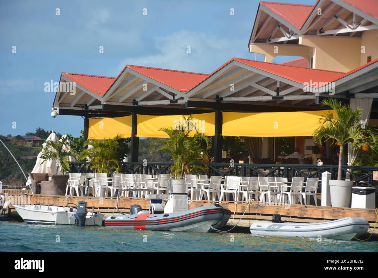 Ein Restaurant am Wasser auf Virgin Gorda, British Virgin Islands, Karibik. Stockfoto