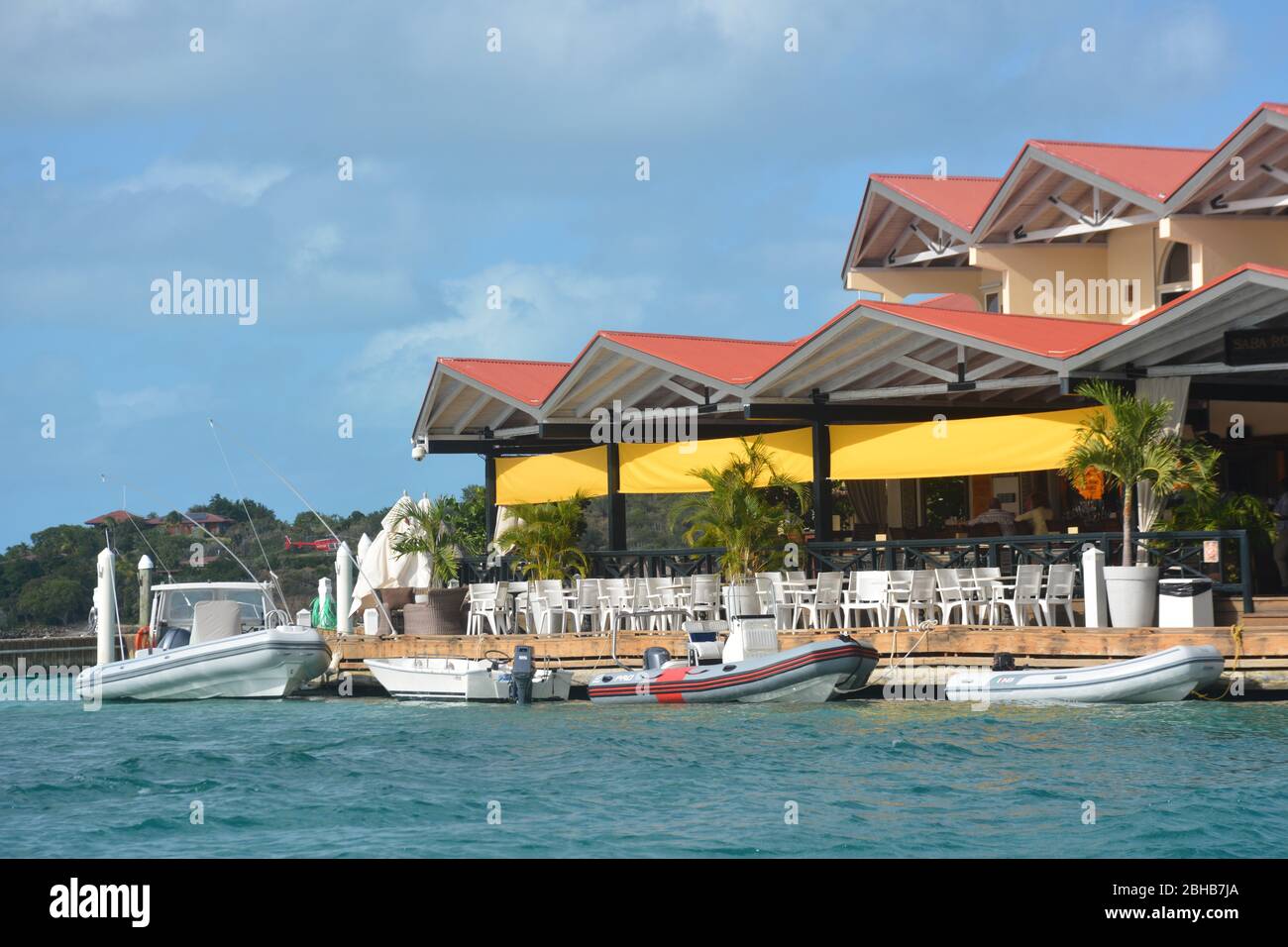 Ein Restaurant am Wasser auf Virgin Gorda, British Virgin Islands, Karibik. Stockfoto