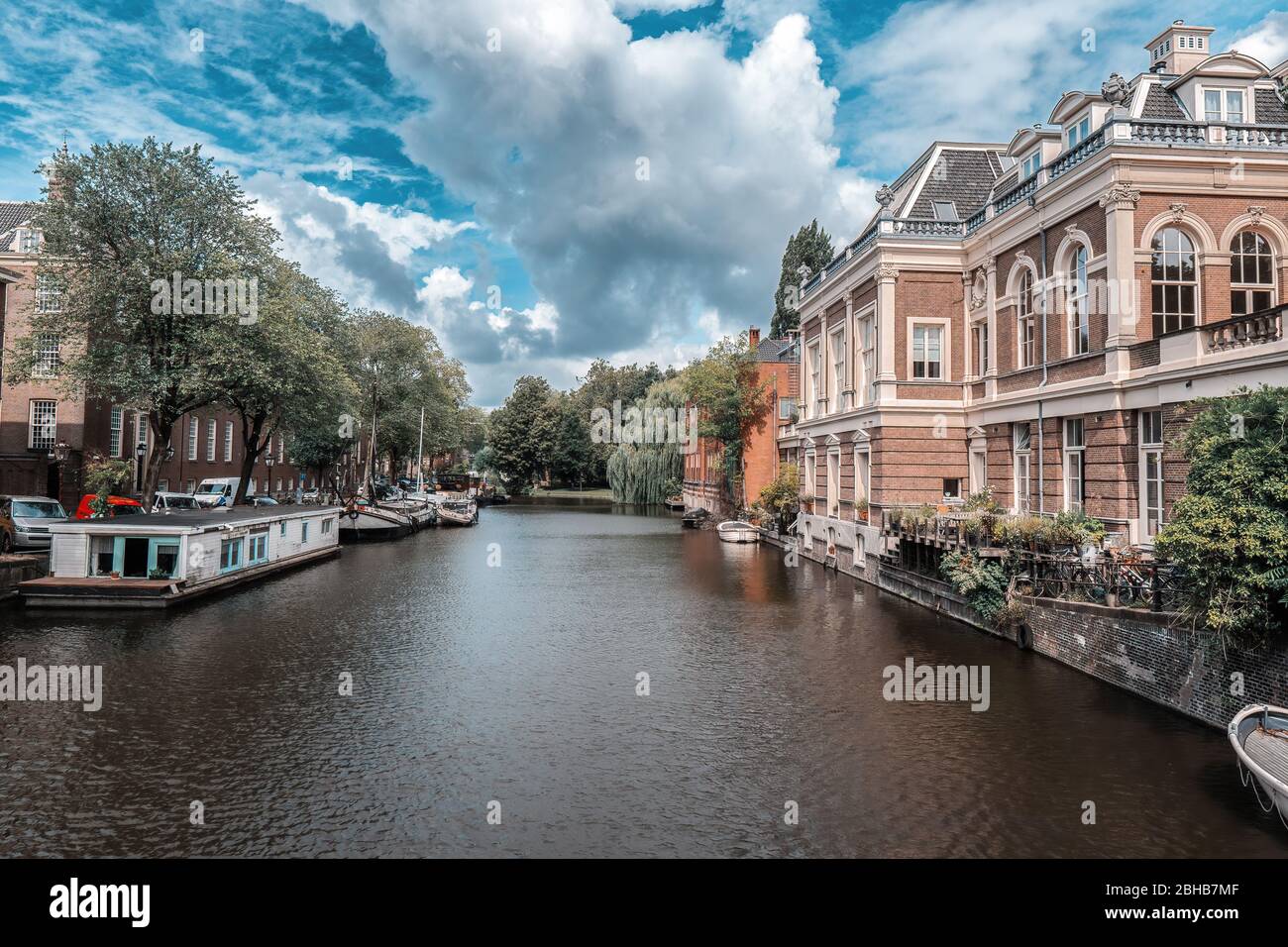 Niederländische Wasserstraße in Amsterdam Stockfoto