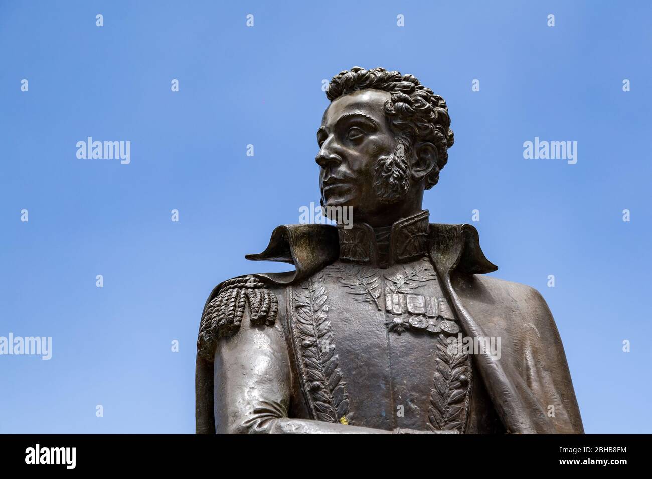 San Jose de Minas, Pichincha, Ecuador, 10. August 2019: Bronzebüste von General Antonio Jose de Sucre im zentralen Park der Pfarrei San Jose de Minas Stockfoto San Jose de Minas, Pichincha, Ecuador, 10. August 2019: Bronzebüste von General Antonio Jose de Sucre im zentralen Park der Pfarrei San Jose de Minas Stockfoto
