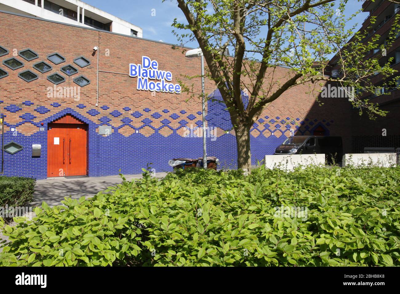 Blick auf den Haupteingang Blaue Moschee vorübergehend in der leeren Straße im New West Bezirk am 24. April 2020 in Amsterdam, Niederlande. Moscheen national Stockfoto