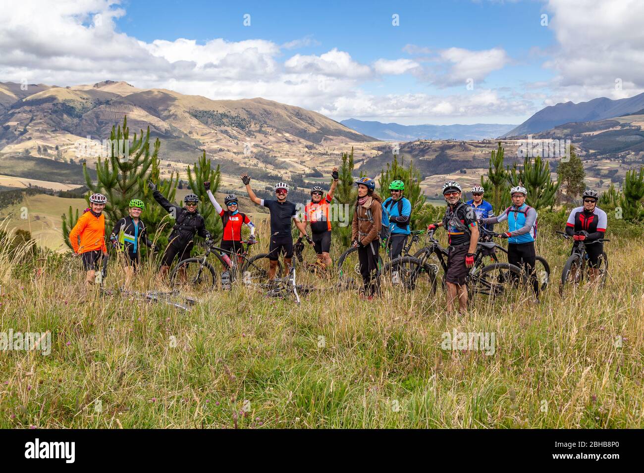 Zuleta, Imbabura, Ecuador, 8. August 2019: Eine Gruppe von Mountainbikern, die die Route für das Zuleta-Rennen, das jedes Jahr und ich läuft, anerkennen Stockfoto