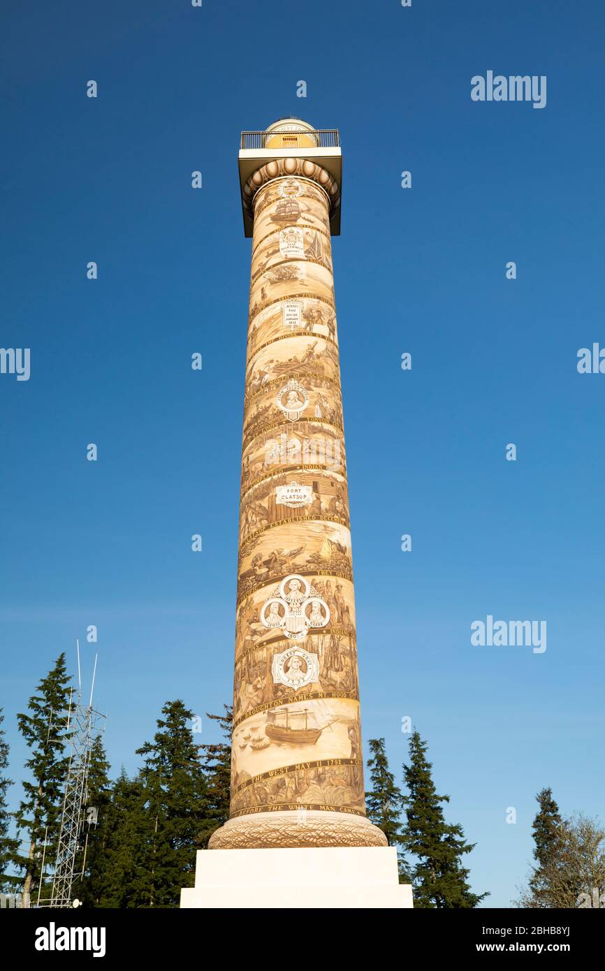 Niedrige Winkelansicht der Astoria Säule, Astoria, Oregon, USA Stockfoto