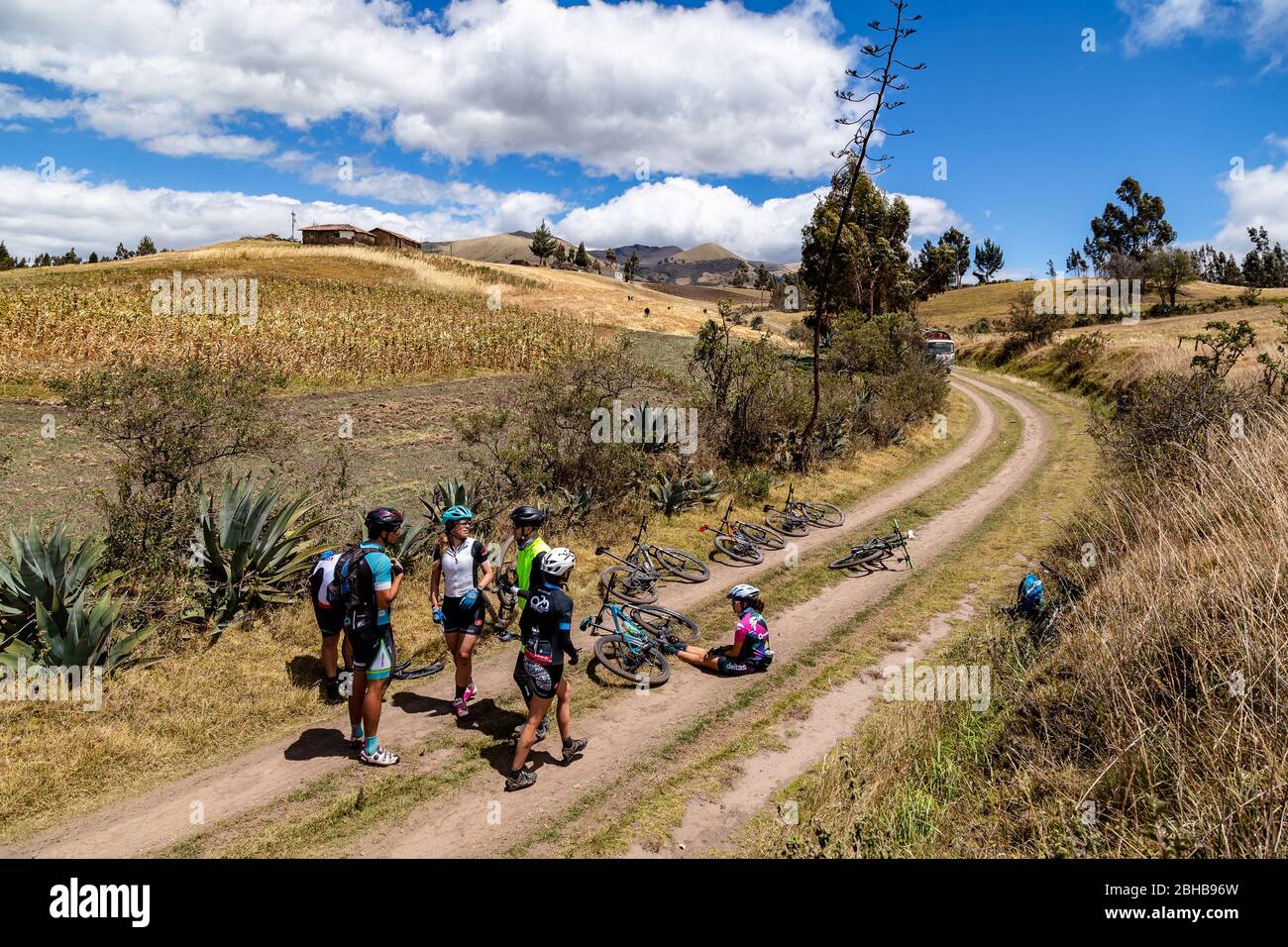 Zuleta, Imbabura, Ecuador, 8. August 2019: Eine Gruppe von Mountainbikern, die die Route für das Zuleta-Rennen, das jedes Jahr und ich läuft, anerkennen Stockfoto