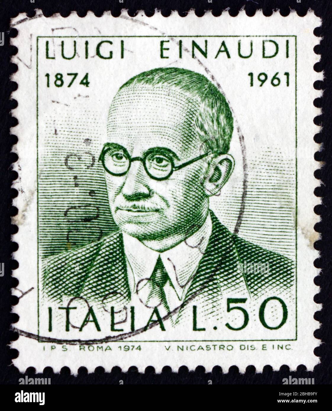 ITALIEN - UM 1974: Eine in Italien gedruckte Briefmarke zeigt Luigi Einaudi, Politiker und Ökonom, den zweiten Präsidenten der Italienischen Republik zwischen 1948 und Stockfoto