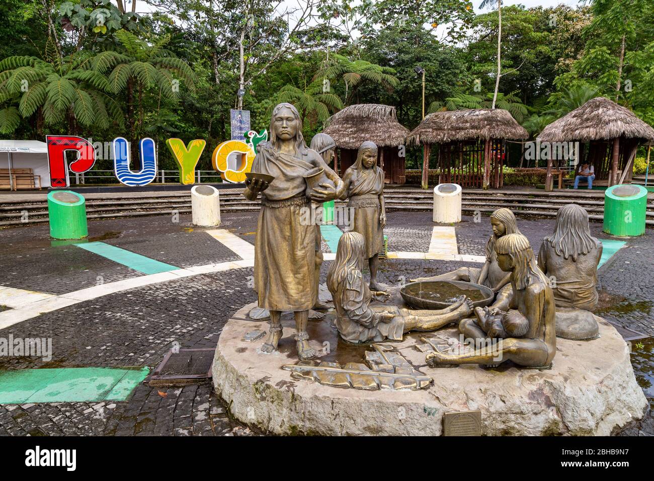 Puyo, Ecuador, 10. November 2019: Denkmal in Bronze für Frauen der sieben Nationalitäten der Provinz Pastaza in der linearen Park neben t Stockfoto