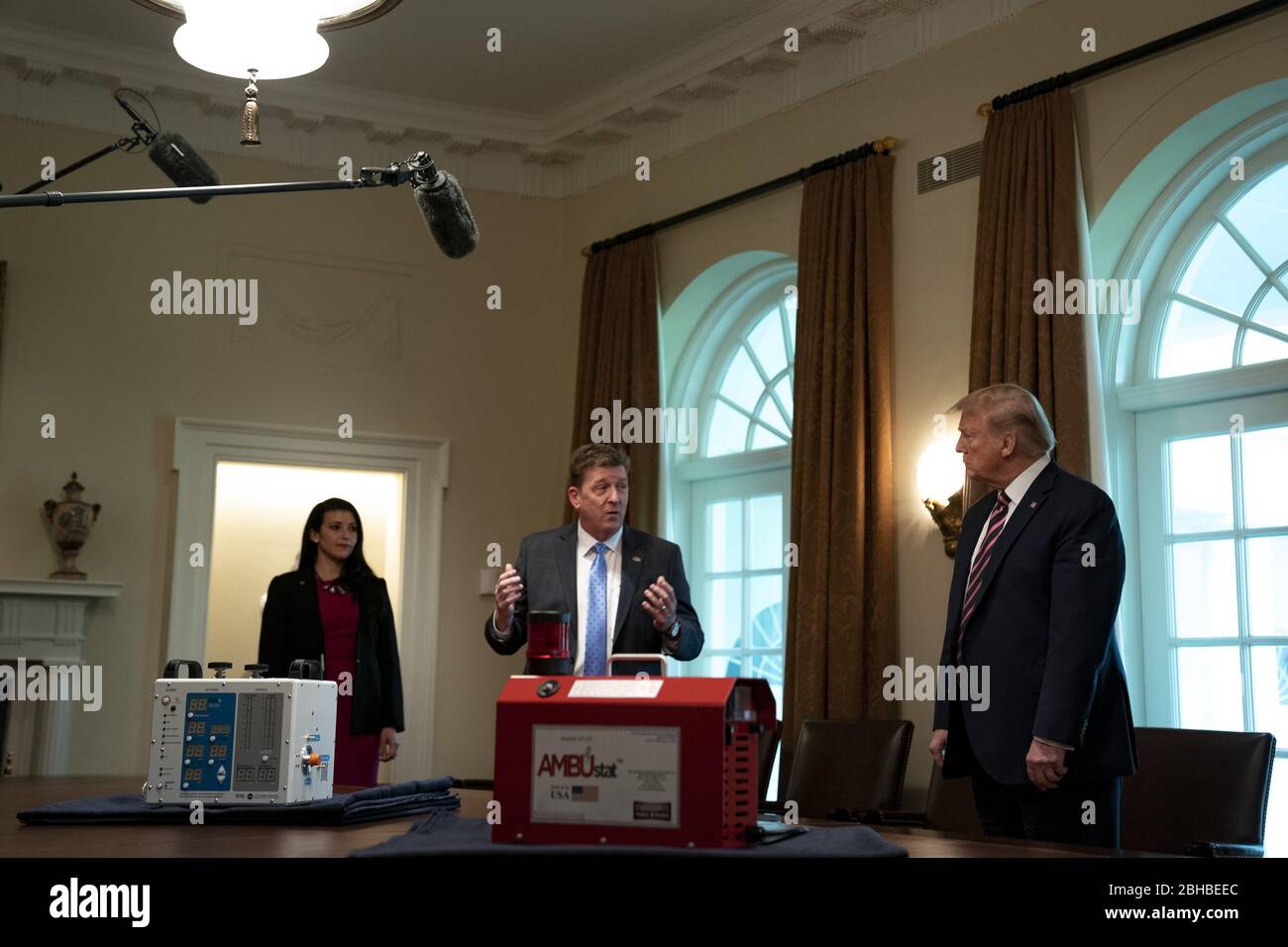 Washington DC, USA. April 2020. Präsident Donald Trump hört Dave Gallagher, Associate Director, NASA Jet Propulsion Laboratory, während einer Präsentation über die COVID-19-Reaktion der NASA im Kabinettsaal des Weißen Hauses in Washington, DC am Freitag, 24. April 2020. Pool Foto von Anna Moneymaker/UPI Credit: UPI/Alamy Live News Stockfoto
