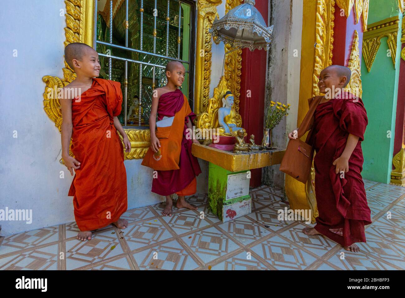 Junge buddhistische Mönchsnovizen während der Klassenpause Stockfoto