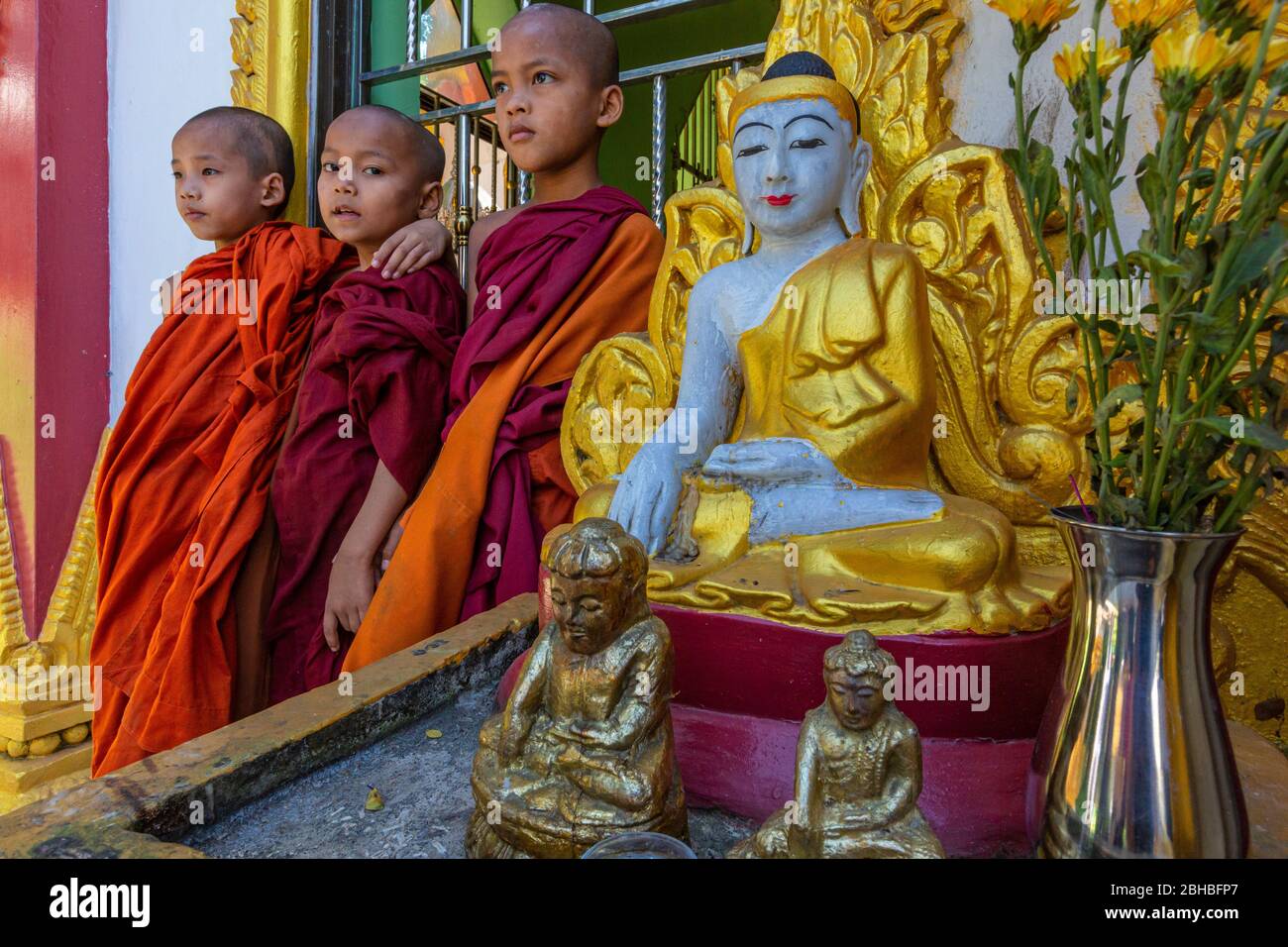 Junge buddhistische Mönchsnovizen während der Klassenpause Stockfoto