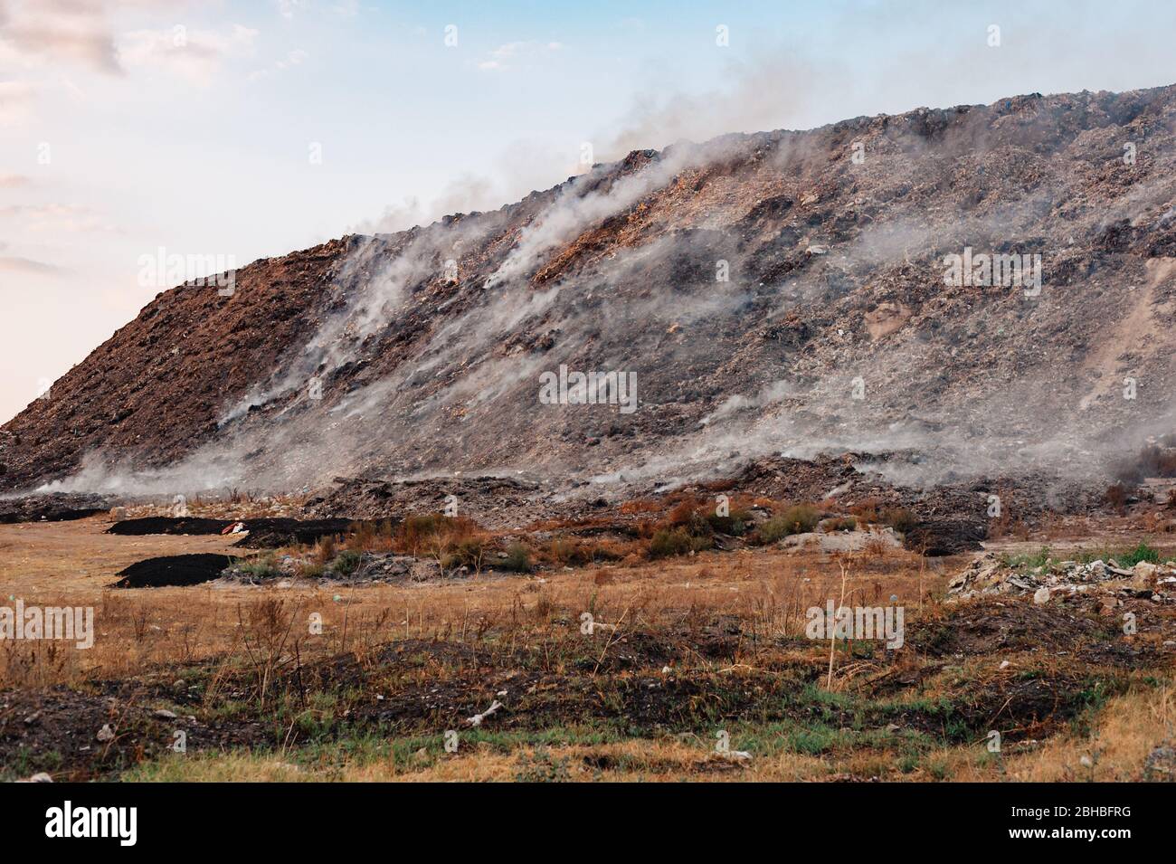Deponie in Bulgarien. Müllverbrennung in einer Müllhalde Stockfoto