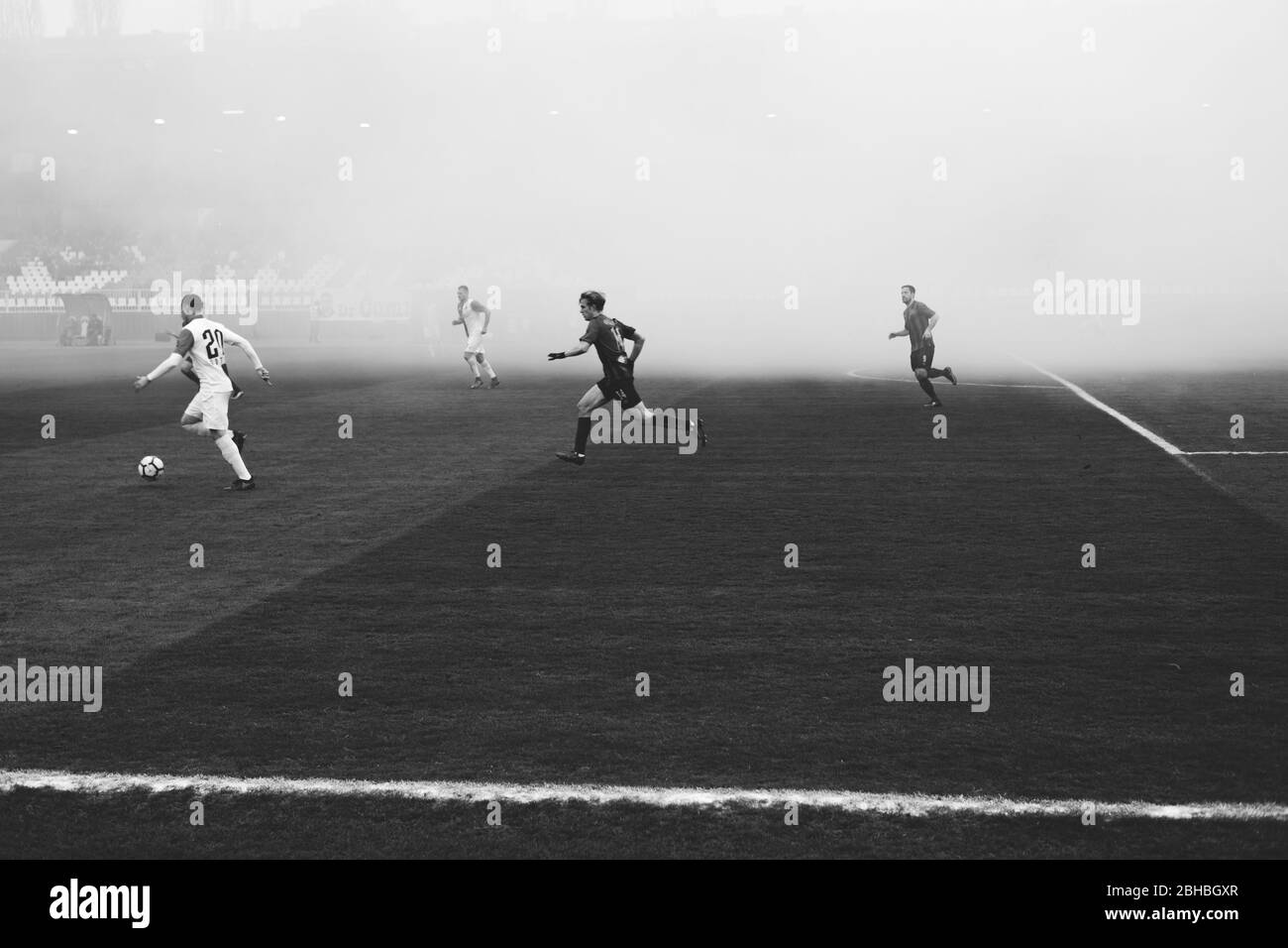 Rauch steigt über dem Spielfeld auf, nachdem Fußballfans während eines Fußballspiels Rauchfackeln entzündet haben. Novi Sad, Serbien Stockfoto