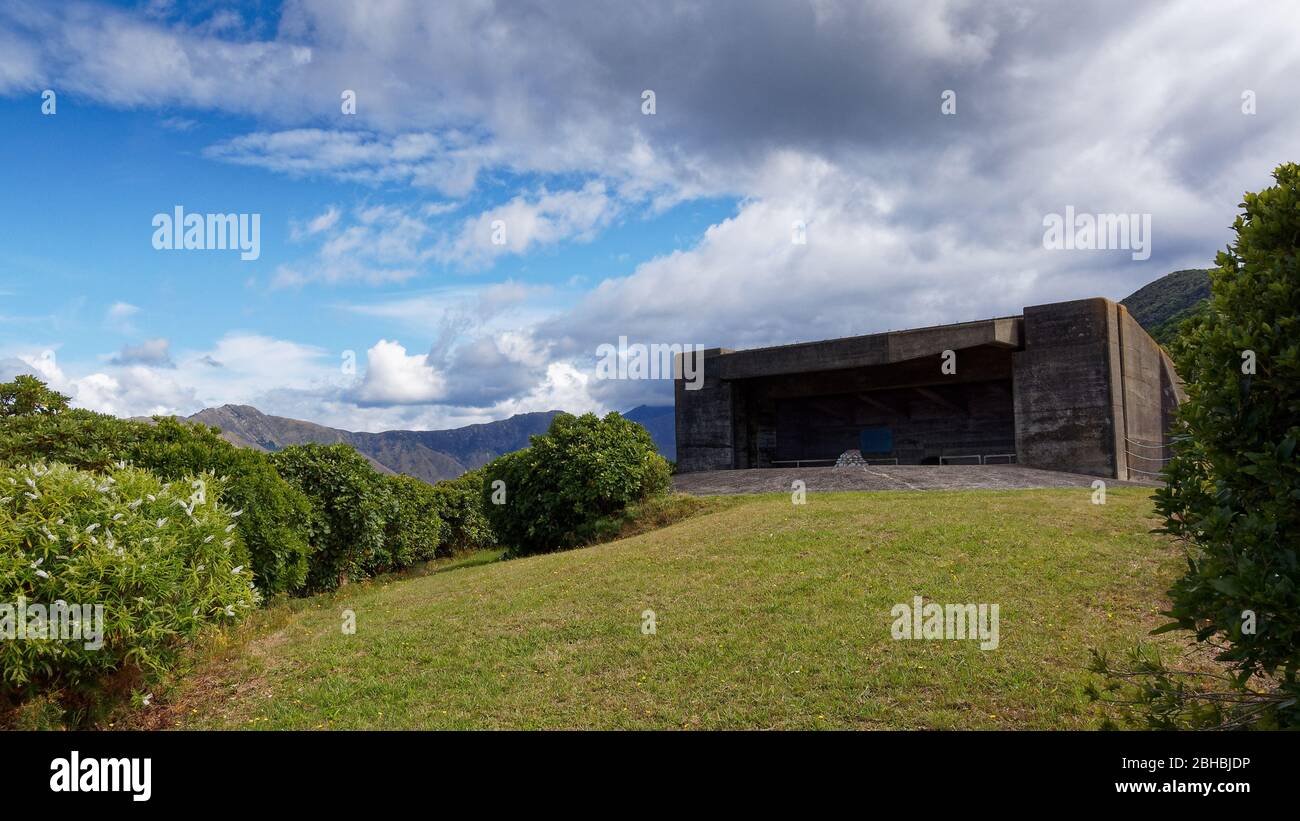 Waffeneinlage des Zweiten Weltkriegs an der nordöstlichen Küste von Maud Island gegenüber der Tasmansee, Marlborough Sounds, Neuseeland. Die Waffen sind längst verschwunden. Stockfoto