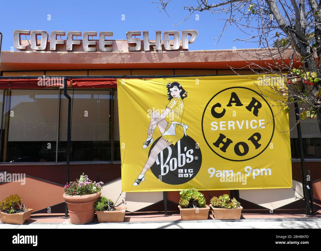 Los Angeles, Kalifornien, USA 24. April 2020 EIN allgemeiner Blick auf die Atmosphäre von Bob's Big Boy Restaurant bietet jetzt Drive-Through und To-Go-Bestellungen am 24. April 2020 in Los Angeles, Kalifornien, USA. Foto von Barry King/Alamy Live News Stockfoto