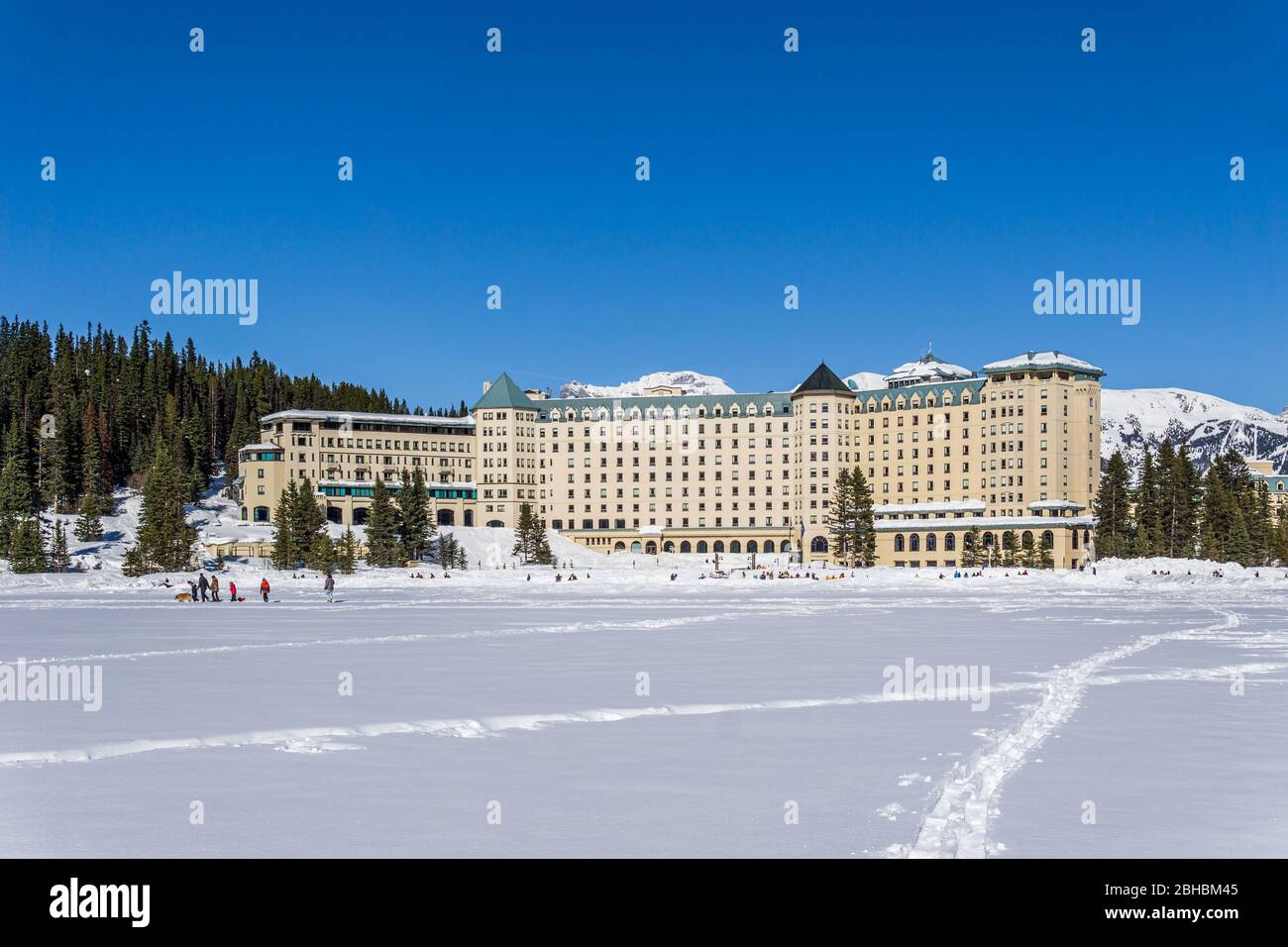 LAKE LOUISE, KANADA - 20. MÄRZ 2020: fairmont Chateau und gefrorener Lake louise Frühlingszeit. Stockfoto