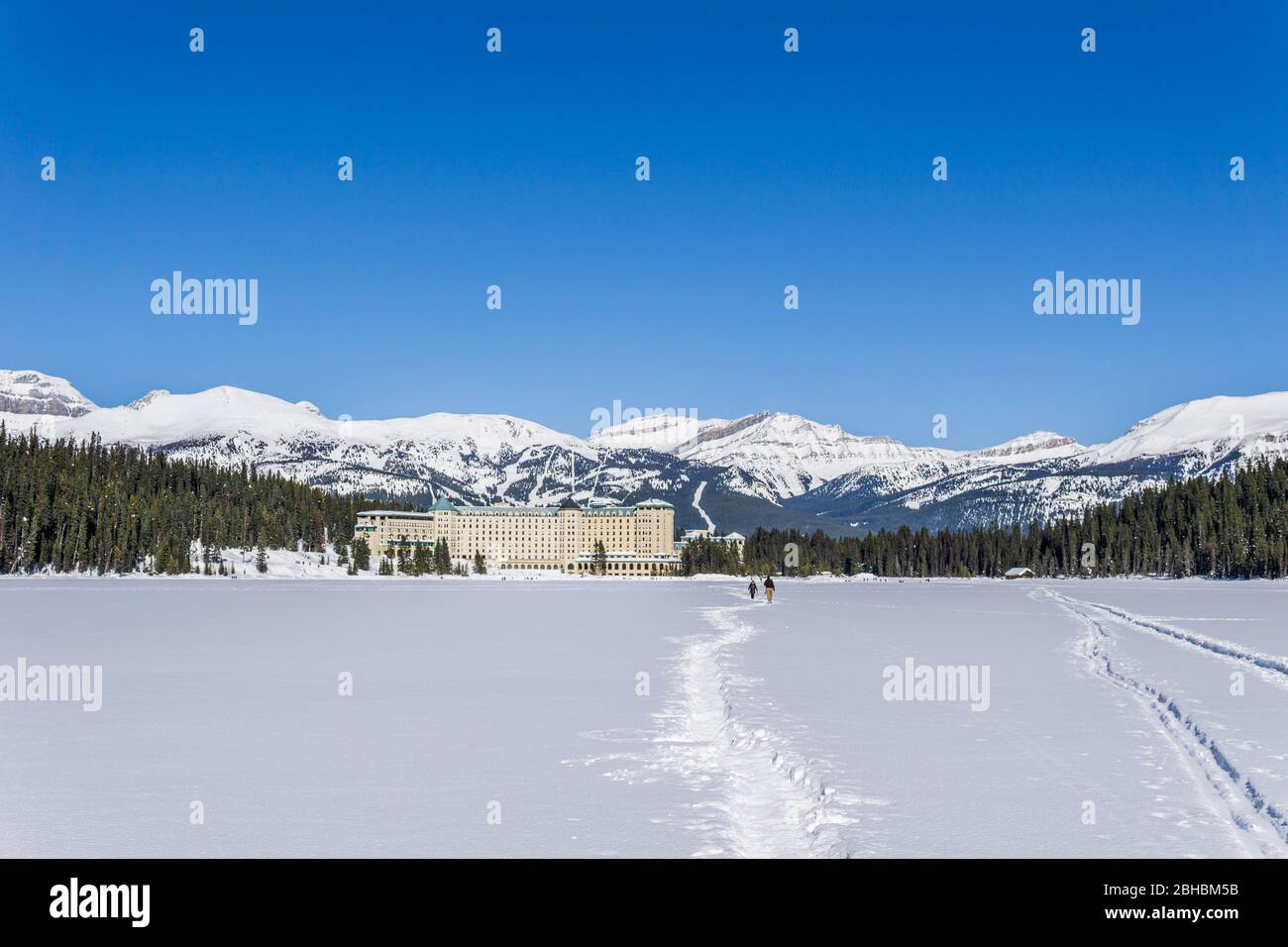 LAKE LOUISE, KANADA - 20. MÄRZ 2020: fairmont Chateau und gefrorener Lake louise Frühlingszeit. Stockfoto
