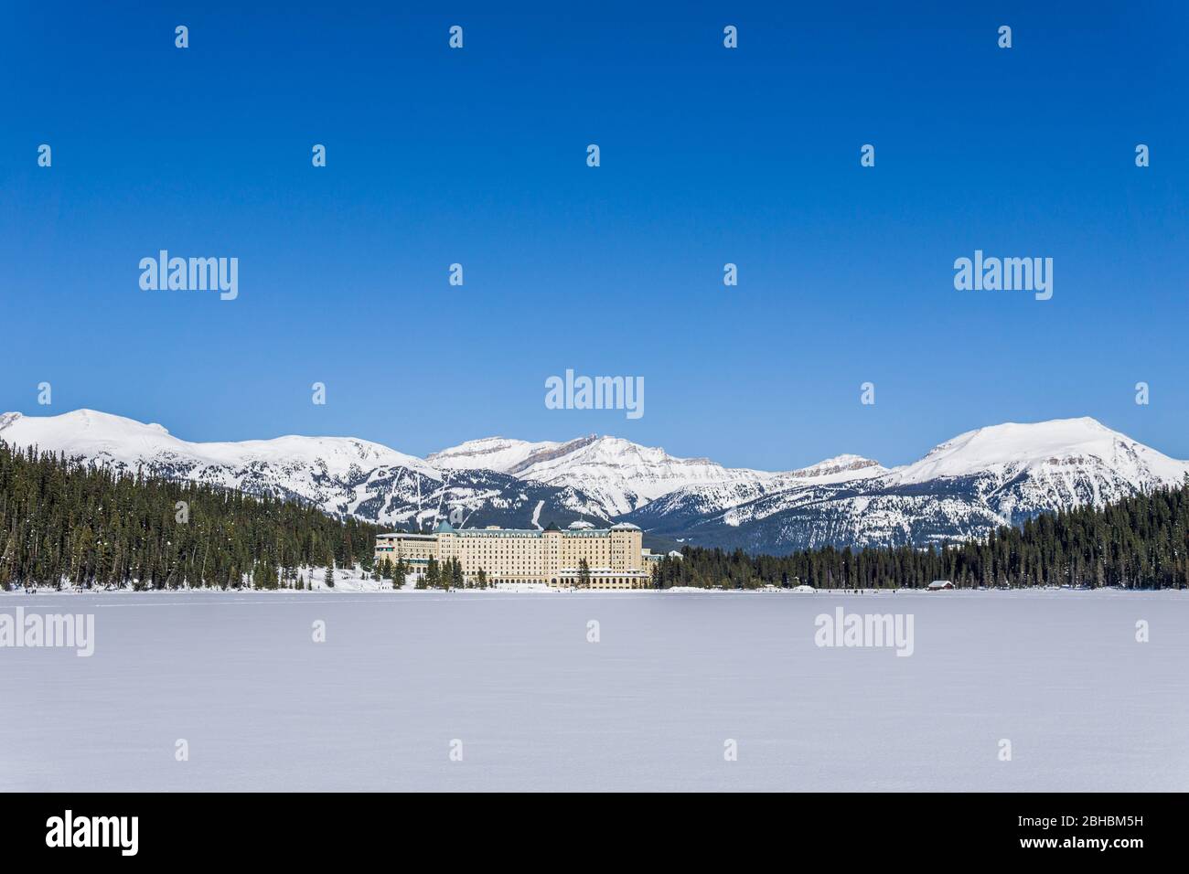 LAKE LOUISE, KANADA - 20. MÄRZ 2020: fairmont Chateau und gefrorener Lake louise Frühlingszeit. Stockfoto