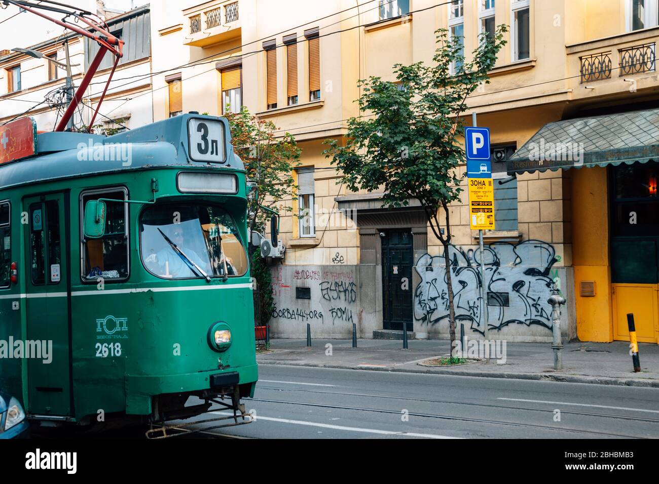 Belgrad, Serbien - 16. Juli 2019 : Grüne alte Straßenbahn und Straße Stockfoto