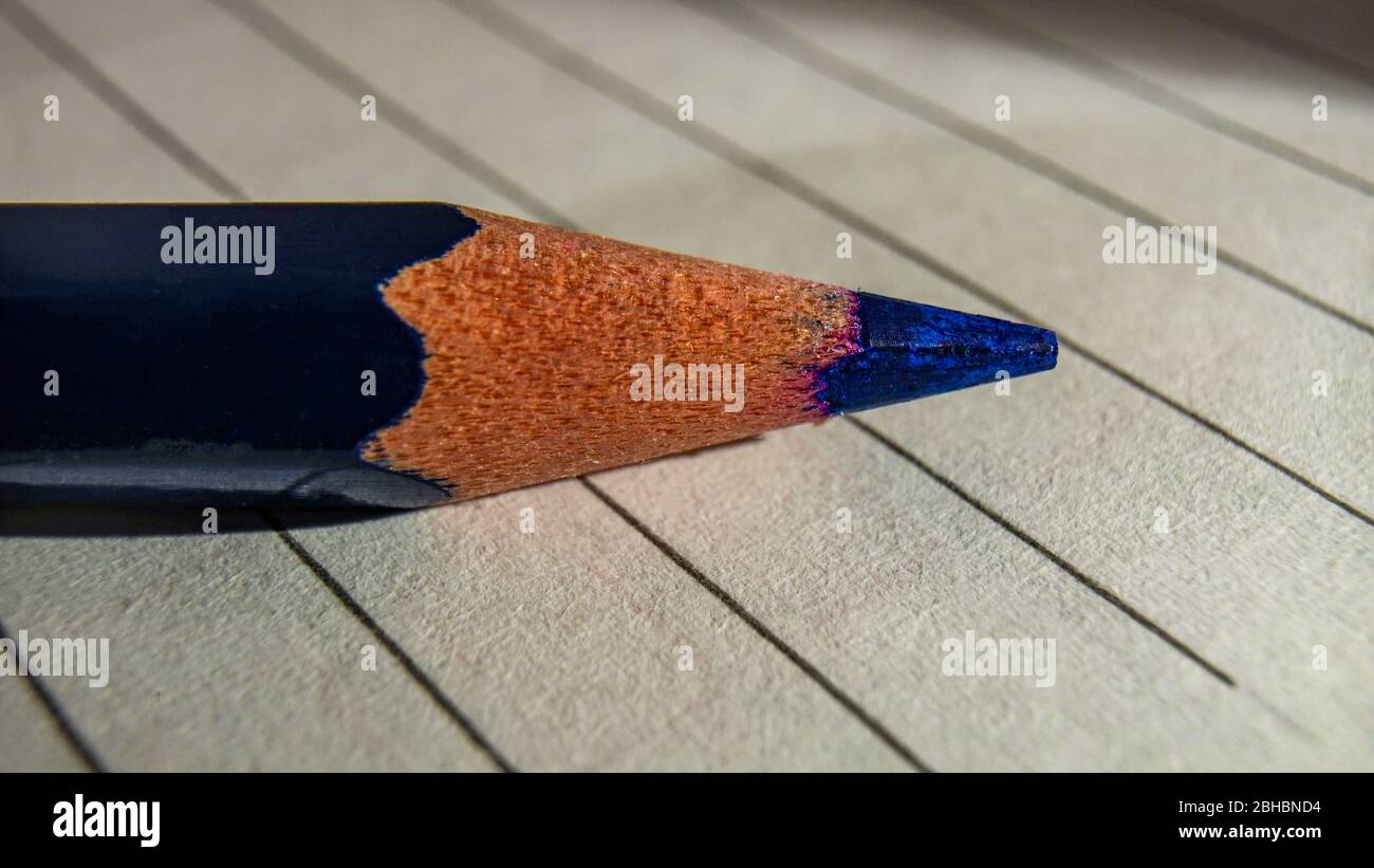 Buntstifte in Nahaufnahme auf einem Notizbuch Stockfoto