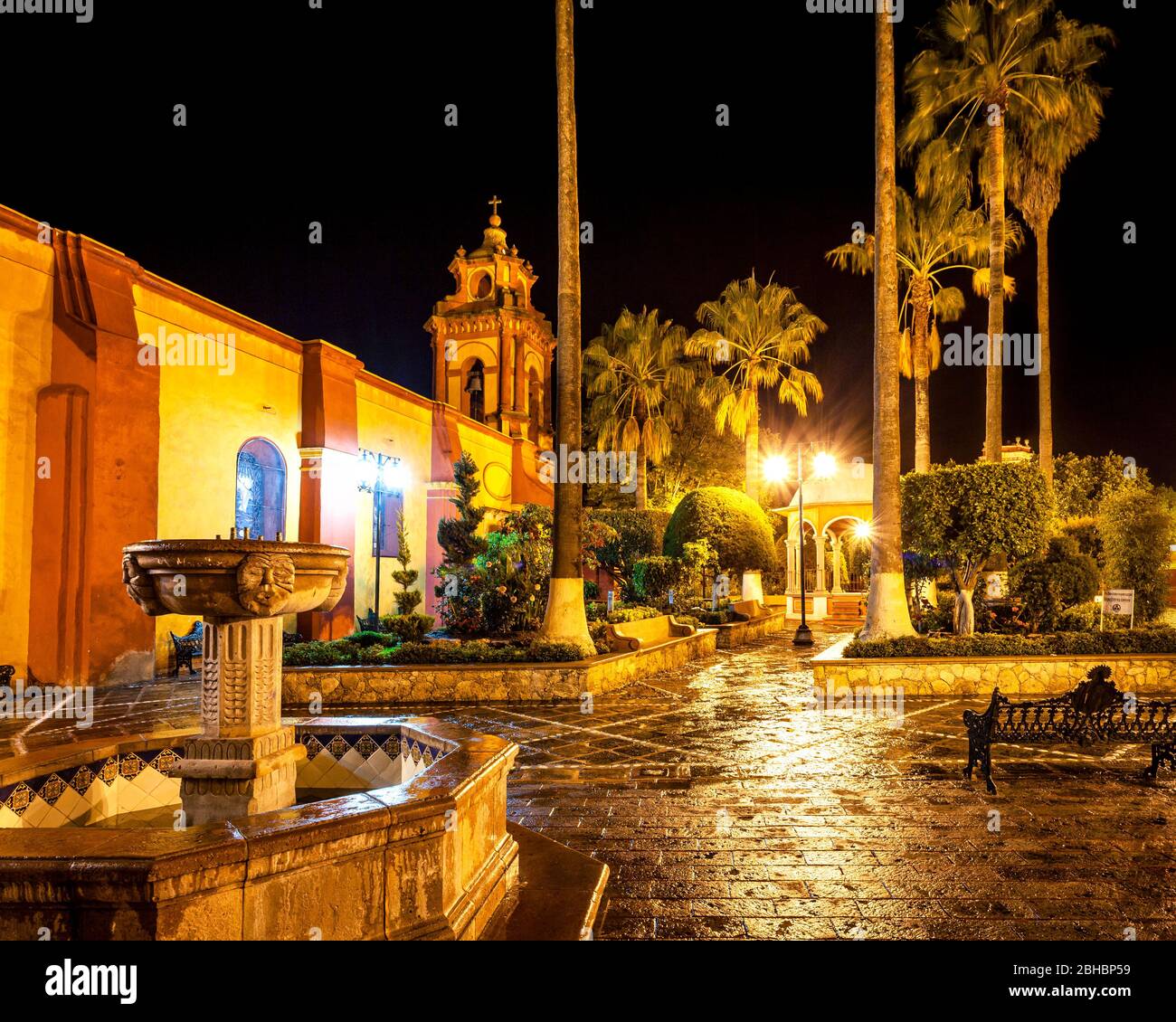 Regnerische Nacht auf der plaza de Bernal, Queretaro, Mexiko. Stockfoto