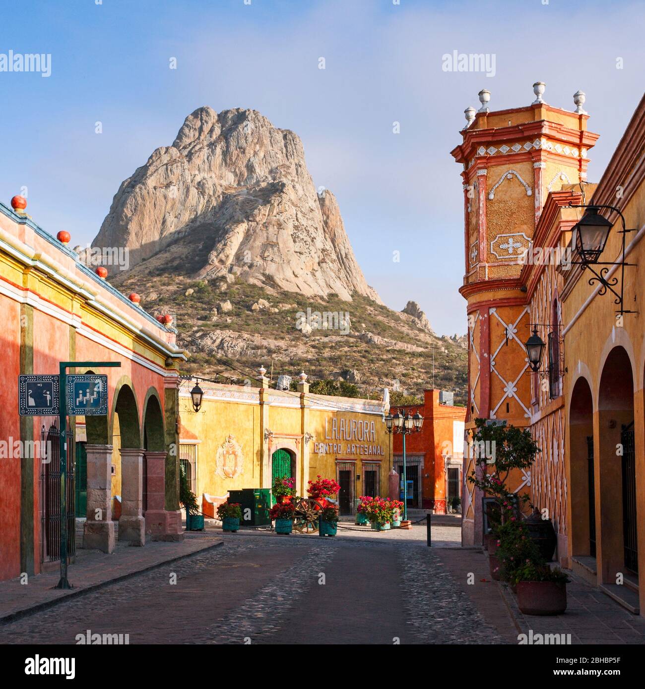 Die malerische Stadt Bernal, Queretaro mit dem Monolith Peña de Bernal im Hintergrund. Stockfoto