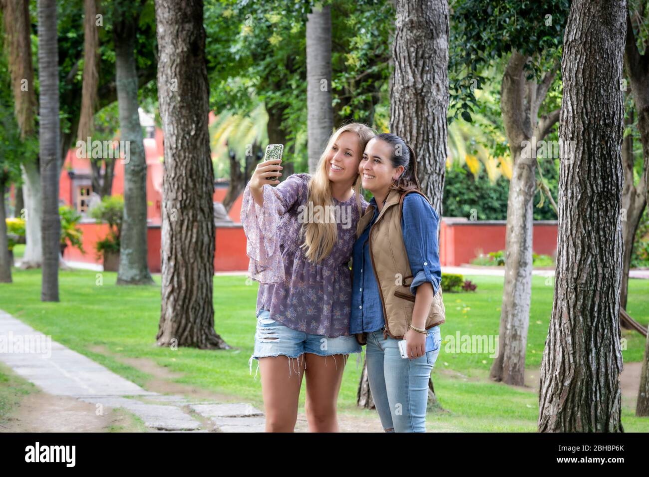Schwestern machen ein Selfie auf einer kolonialen Hacienda in Queretaro, Mexiko. Stockfoto