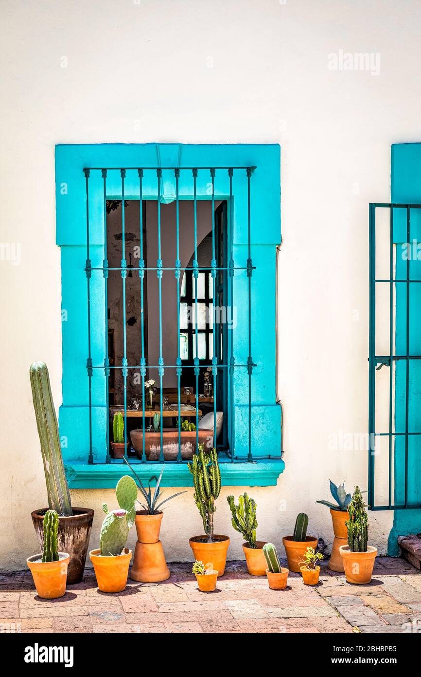 Ein buntes Fenster mit schmiedeeisernem Schutz auf dem Fußgängerweg 5 de Mayo in der Innenstadt von Queretaro, Mexiko. Stockfoto