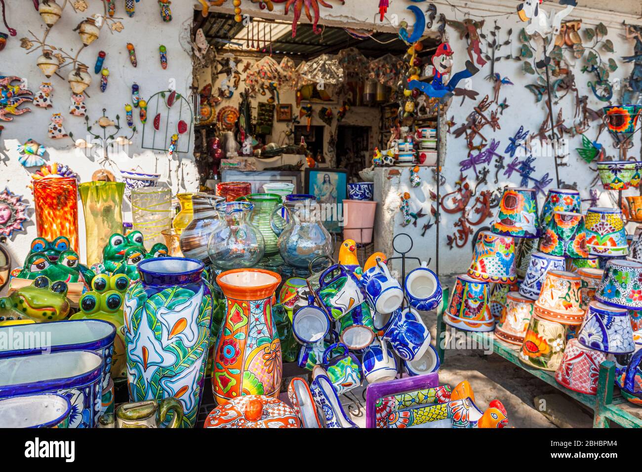 Farben und Formen gibt es in diesem Kunsthandwerksladen eines Tequisquiapan, Mexiko-Marktes. Stockfoto