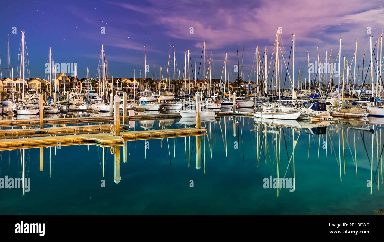 Segelboote, die nachts an einer ruhigen Bucht festgemacht sind, lange Zeit in Australien Stockfoto