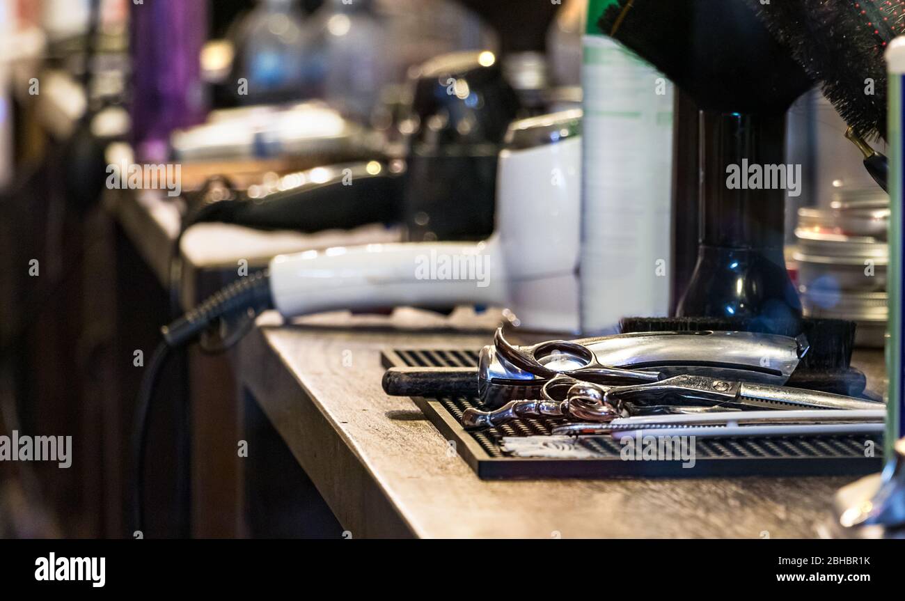 Friseurgeräte auf dem Schreibtisch, keine Leute. Der Friseur ist während der Sperrung der Pandemie geschlossen Stockfoto