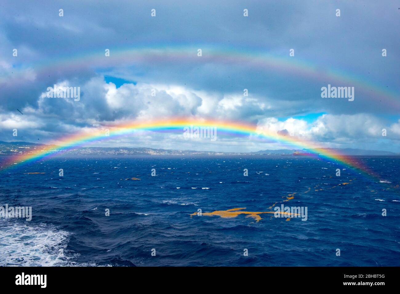 Karibik, Kleine Antillen, Martinique. Doppelter Regenbogen vor der Insel. Stockfoto