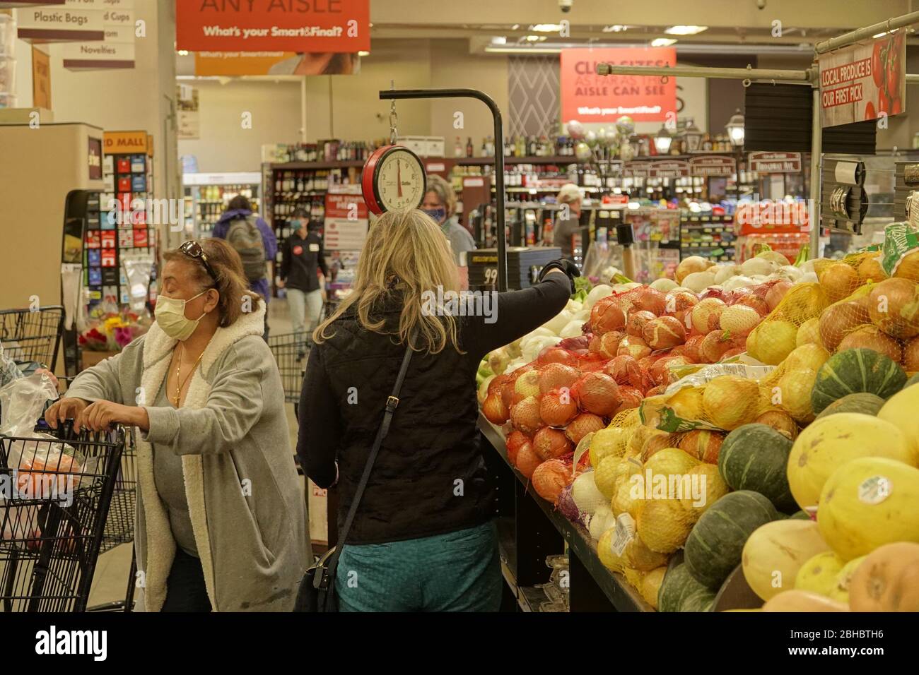 Seaside, Kalifornien, USA. April 2020. Supermarktkunden versuchen, 6 Fuß auseinander zu halten, aber finden es schwierig Kredit: Motofoto/Alamy Live News Stockfoto