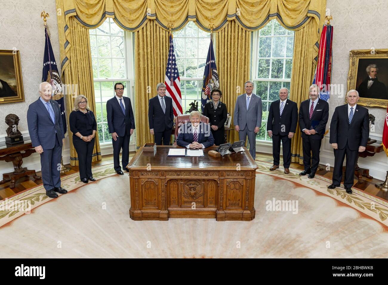 Washington, Vereinigte Staaten Von Amerika. April 2020. Präsident Donald J. Trump, zusammen mit Vizepräsident Mike Pence, Kabinettsmitgliedern und Gesetzgebern, posiert für ein Foto, bevor er H.R. 266, das "Gehaltsscheck Protection Program and Health Care Enhancement Act" Freitag, 24. April 2020, im Oval Office des Weißen Hauses unterzeichnet.Leute: Präsident Donald Trump Quelle: Storms Media Group/Alamy Live News Stockfoto