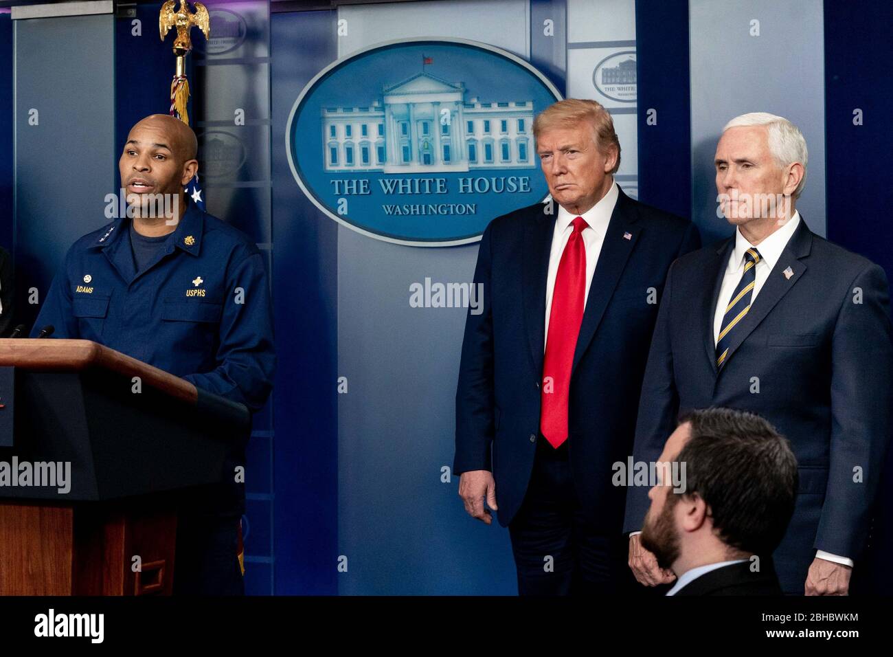 Washington, Vereinigte Staaten Von Amerika. April 2020. Präsident Donald J. Trump und Vizepräsident Mike Pence hören zu, wie der US-Chirurg General Dr. Jerome Adams während einer Coronavirus-Update-Briefing am Mittwoch, 22. April 2020, im James S. Brady Press Briefing Room des Weißen Hauses Anmerkungen macht: Chirurg General Dr. Jerome Adams Quelle: Storms Media Group/Alamy Live News Stockfoto