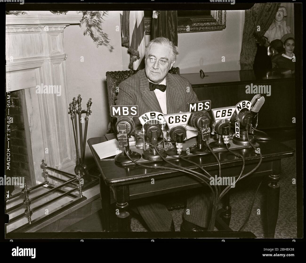 Präsident Franklin D. Roosevelt "FDR" an Nachrichten Mikrofone gibt Feuerseite Radioadresse kurz nach zwei Tagen der Angriff auf Pearl Harbor, 1941. Bild von 4x5 Zoll Negativ. Stockfoto