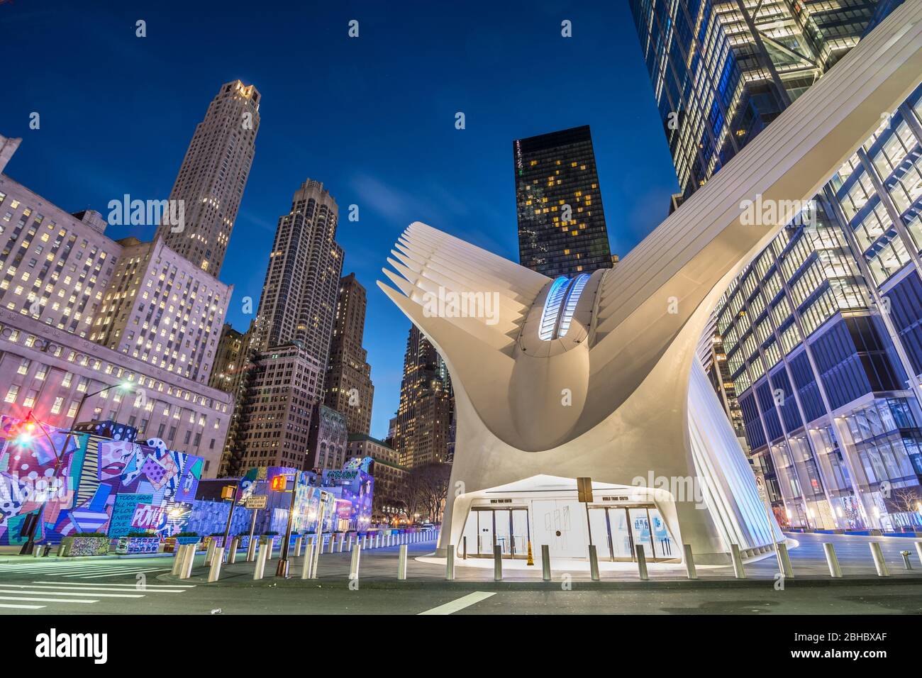 Der Oculus Bahnhof bei Sonnenaufgang in Lower Manhattan, New York City Stockfoto