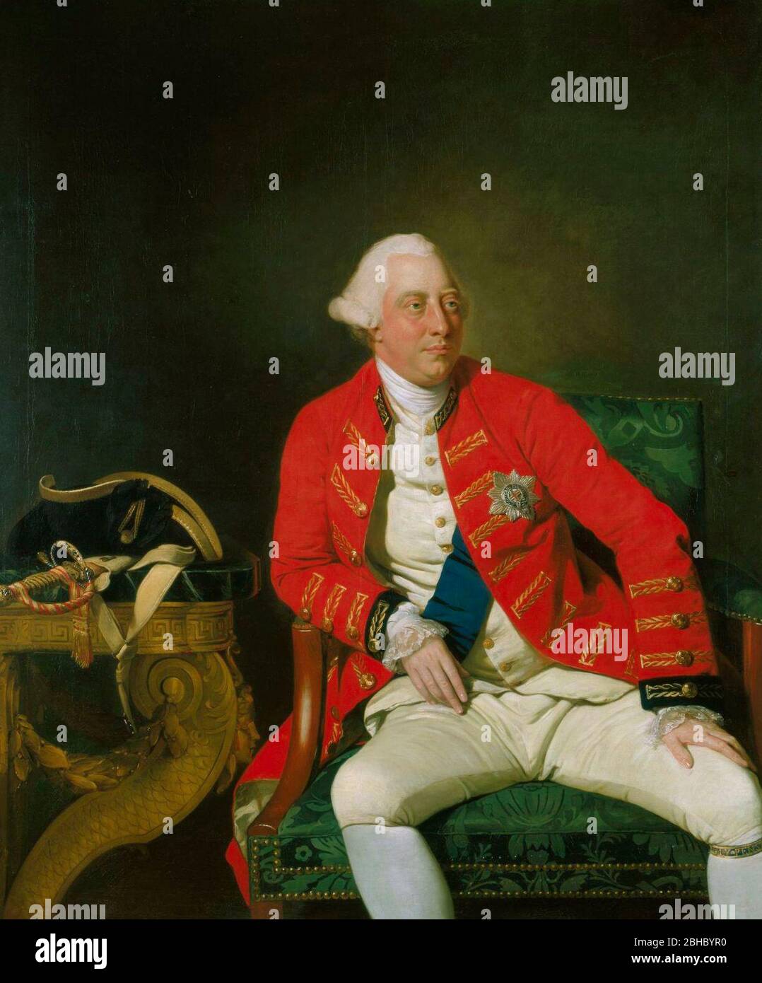 Porträt von George III. Des Vereinigten Königreichs (1738-1820) - EINE dreiviertel Figur von König George III., die in einem General Officer's Mantel mit den Bändern und Stern des Garters sitzt, trägt den Garter um sein Bein; sein Hut und Schwert ruhen auf einem Tisch in der Nähe. 1771 fertiggestellt, porträtiert er den König im Alter von 33 Jahren mit einem stetigen ernsten Blick, einem rosigen gesunden Gesicht und einem ruhigen, sicheren Verhalten. Johan Zoffany, 1771 Stockfoto