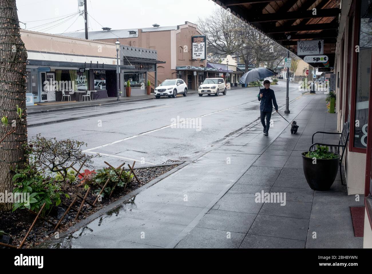 WA17458-00...WASHINGTON - regnerischer Tag mit nahe leeren Straßen und geschlossenen Geschäften in Edmonds während des COVID 19 Ausbruchs 2020. Stockfoto