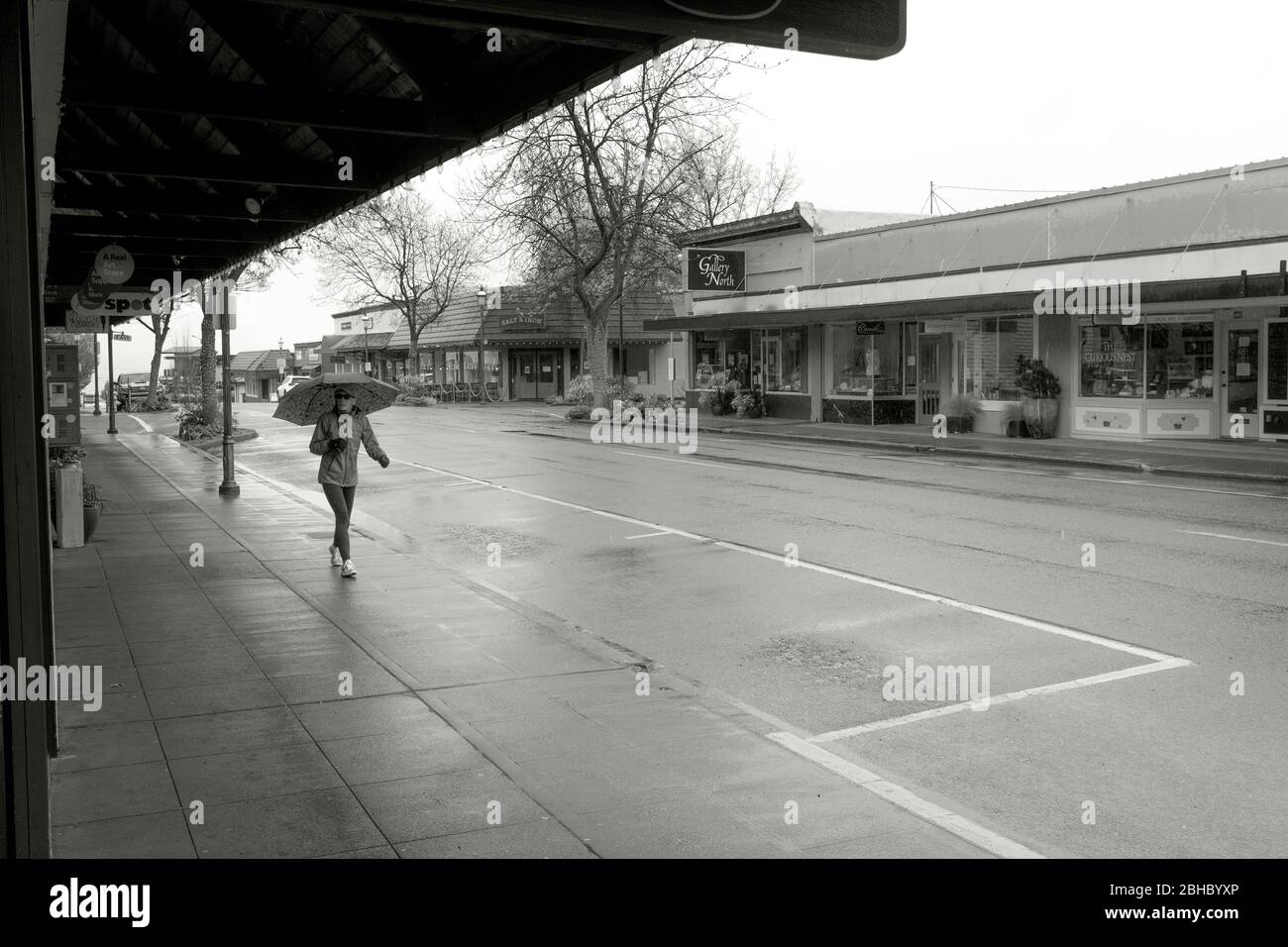 WA17459-00-BW....WASHINGTON - Regentag mit nahe leeren Straßen und geschlossenen Geschäften in Edmonds während des COVID 19 Ausbruchs 2020. Stockfoto
