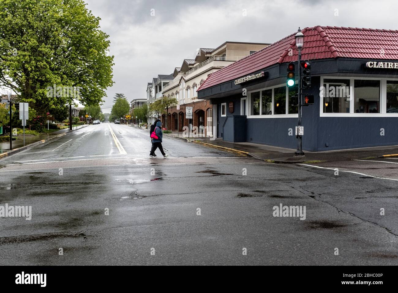 WA17460-00-BW....WASHINGTON - Regentag mit nahe leeren Straßen und geschlossenen Geschäften in Edmonds während des COVID 19 Ausbruchs 2020. Stockfoto