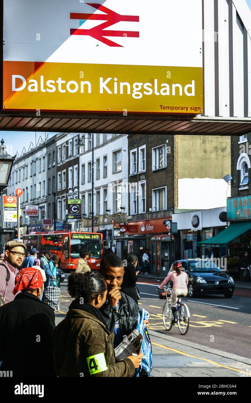 Ausfahrt Dalston Kingsland Bahnhof, East London, England, Großbritannien. Stockfoto