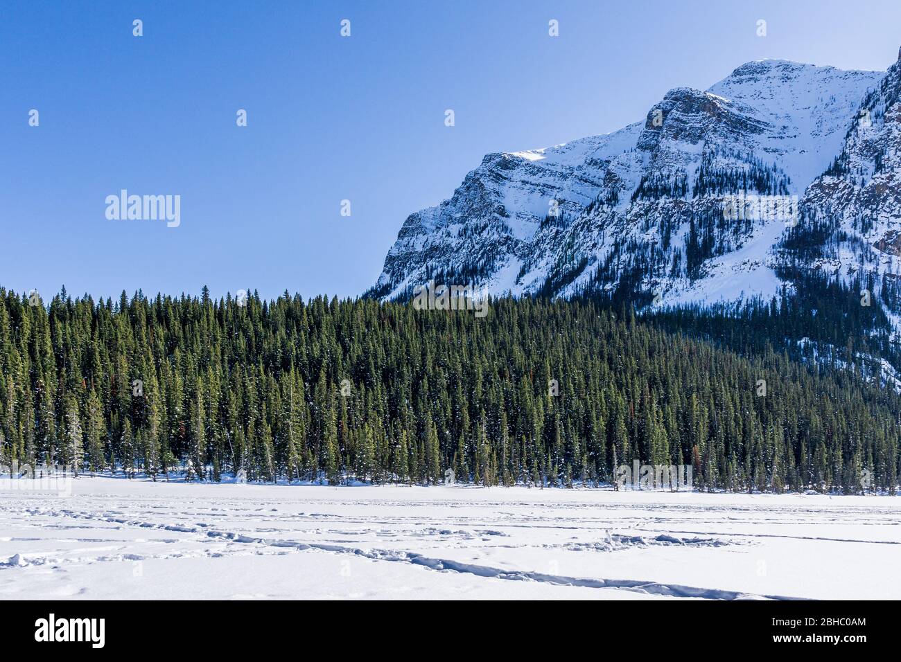 Felsige Berge rund um den gefrorenen Lake louise Winter Wonderland. Stockfoto