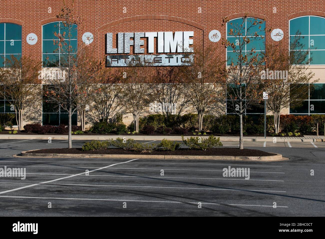 Ein Logo-Schild vor einem Life Time Athletic Fitness-Center in Columbia, Maryland am 22. April 2020. Stockfoto